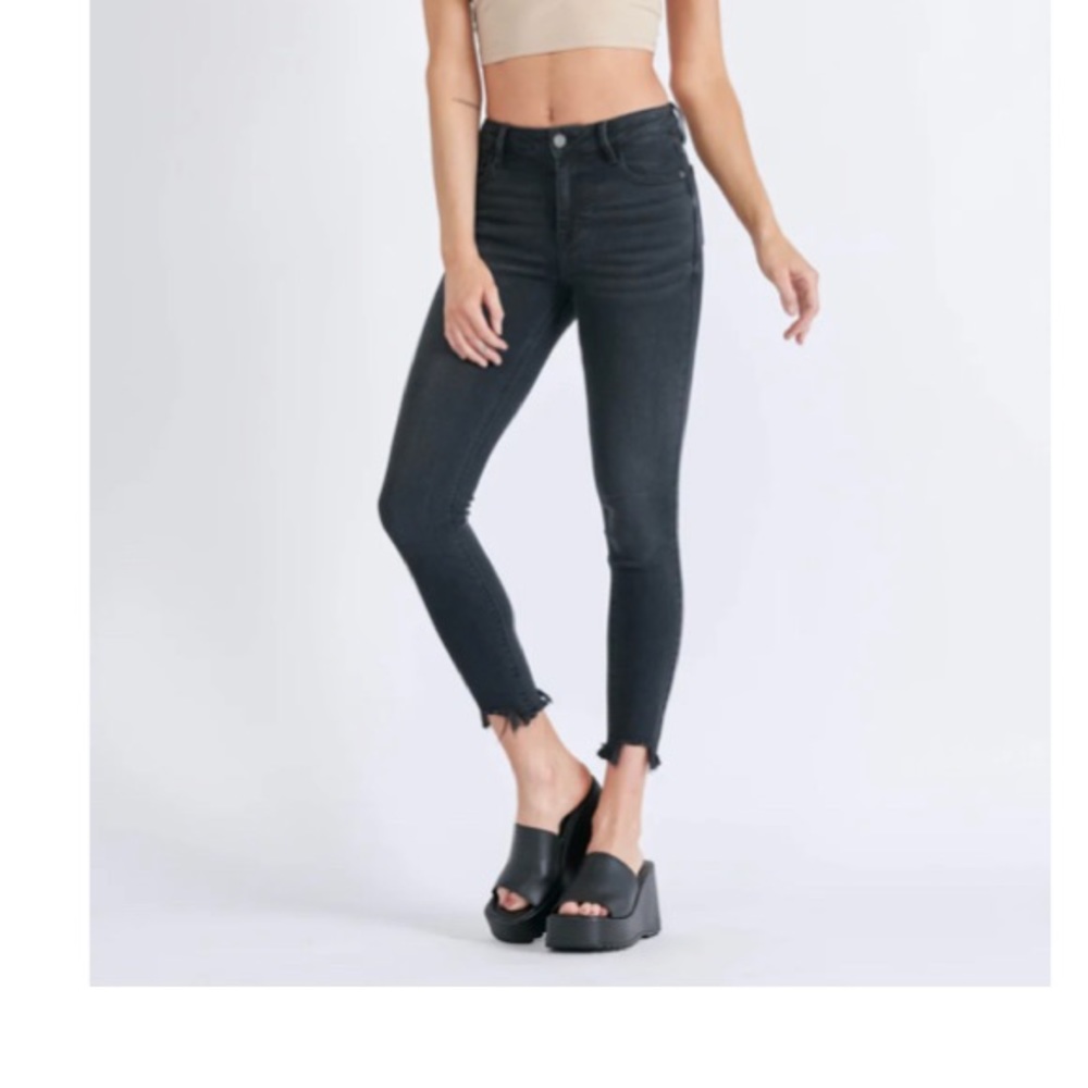 NWOT HIDDEN BLACK FRAYED HEM JEANS